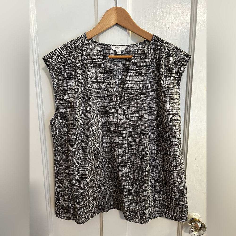 Banana Republic Silky Black and White Textured V-Neck Sleeveless Blouse
